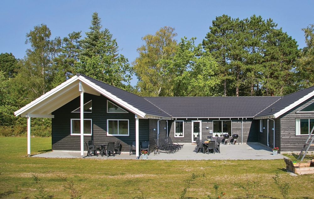 Den praktfulla poolstugan nr 351 med plats för 22 personer ligger i Nordsjälland