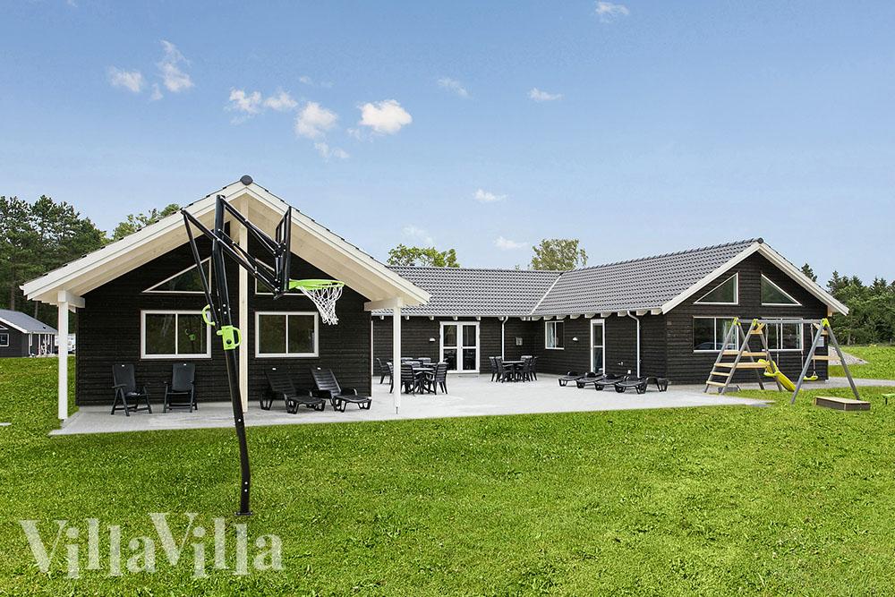 Detta stora poolsommarhus ligger vid det vackra Asserbo – mellan Tisvildeleje och Liseleje.