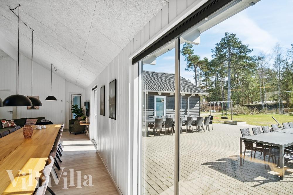 Det stora ljusa vardagsrummet i lyxstuga nr 350 för 24.