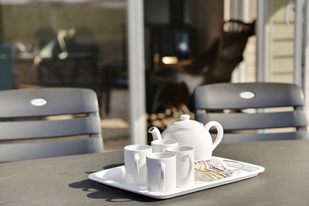 Njut av en grillkväll på terrassen i lyxstuga nr 349 i Lolland/Falster/Møn