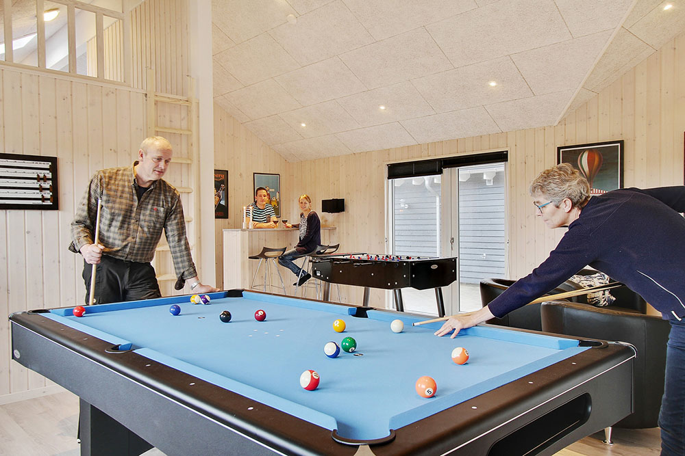 Förutom de många timmar som du kan tillbringa i stugans poolavdelning erbjuder lyxstuga 357 även biljard, bordtennis och dart