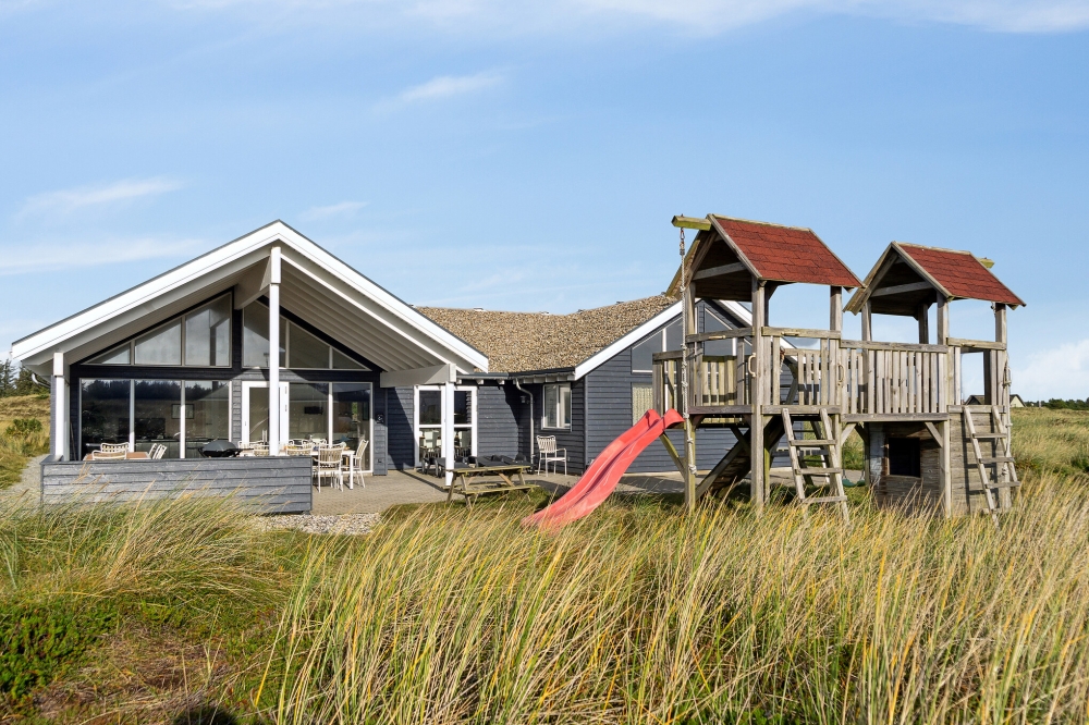 Njut av en grillkväll på terrassen i lyxstuga nr 357 i Vestjylland