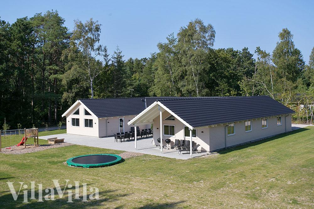 Den praktfulla poolstugan nr 362 med plats för 24 personer ligger i Nordsjälland