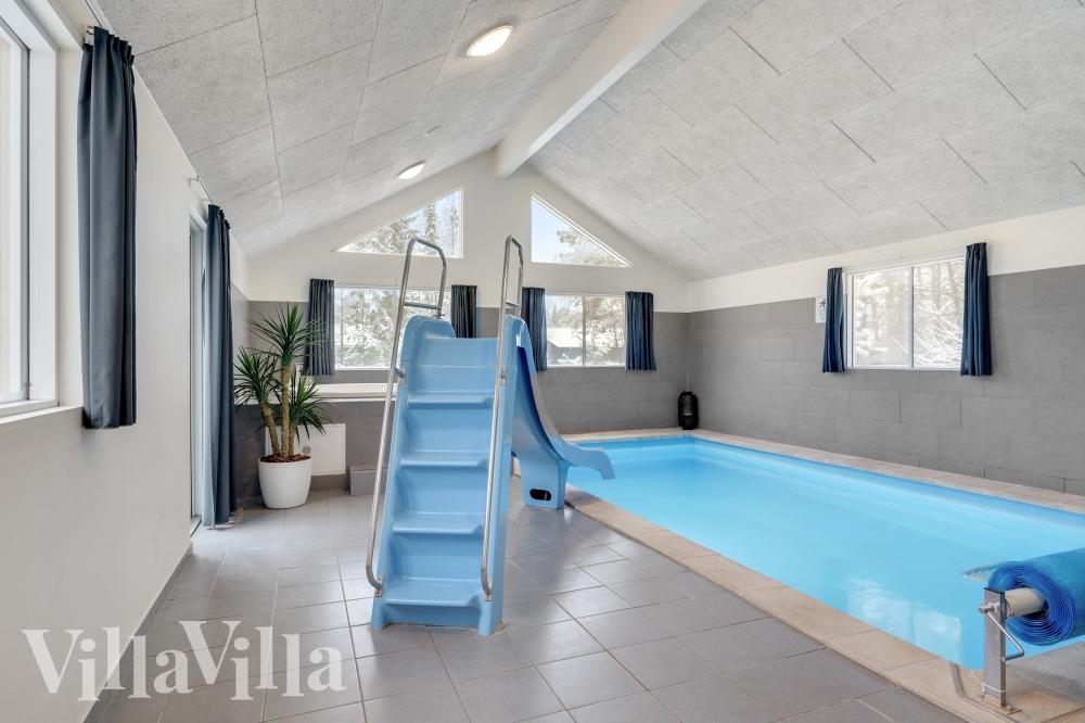 Sommarstuga 362 är inredd med en smakfull poolavdelning som har vattenrutschbana, ett stort inbyggt spapad och bastu
