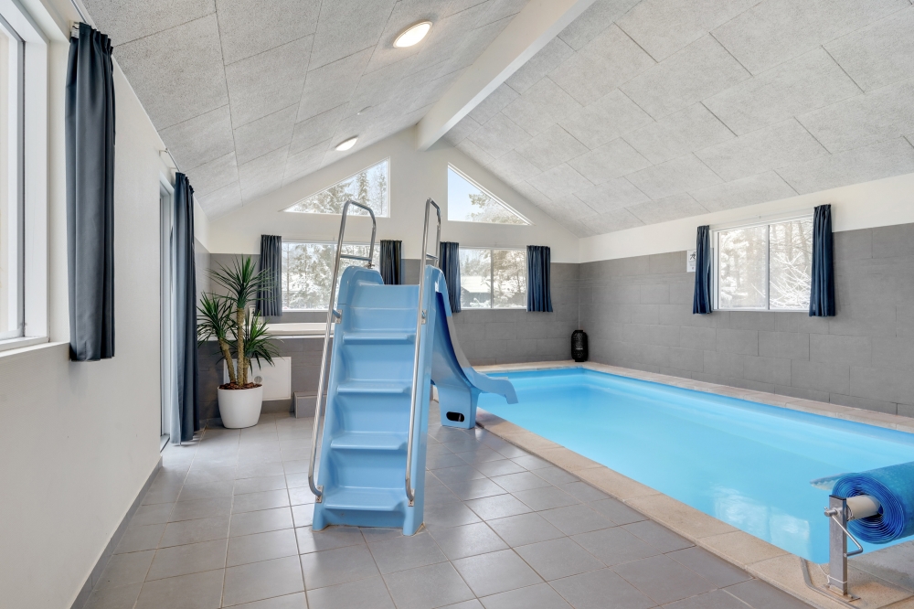Sommarstuga 362 är inredd med en smakfull poolavdelning som har vattenrutschbana, ett stort inbyggt spapad och bastu