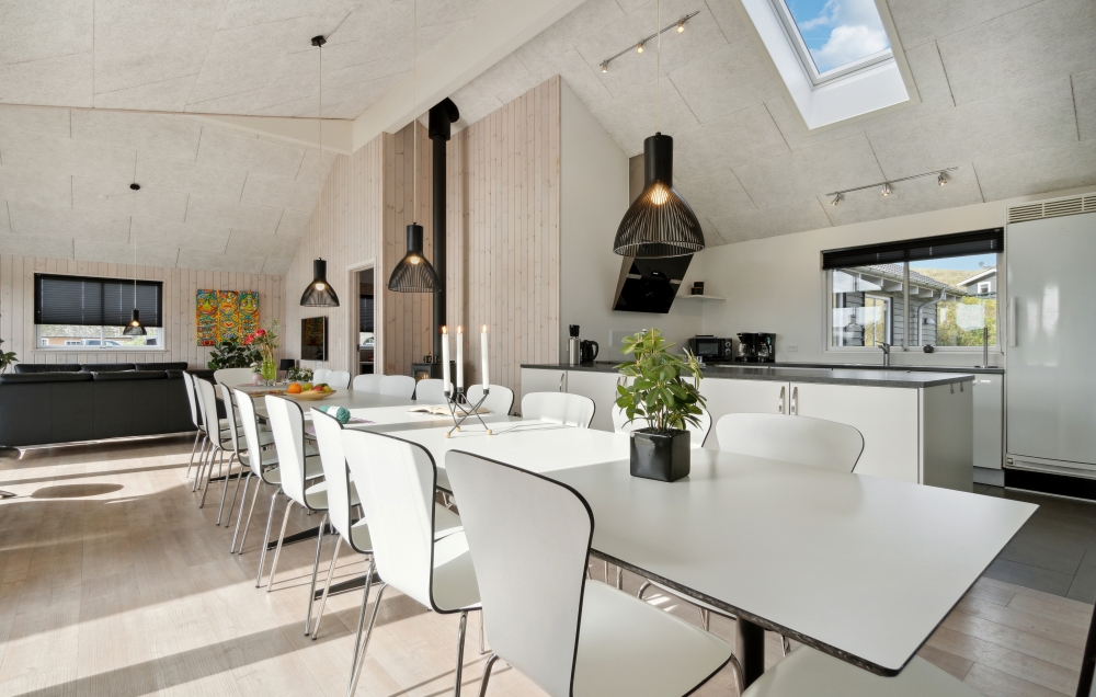 Det stora ljusa vardagsrummet i lyxstuga nr 363 för 20.