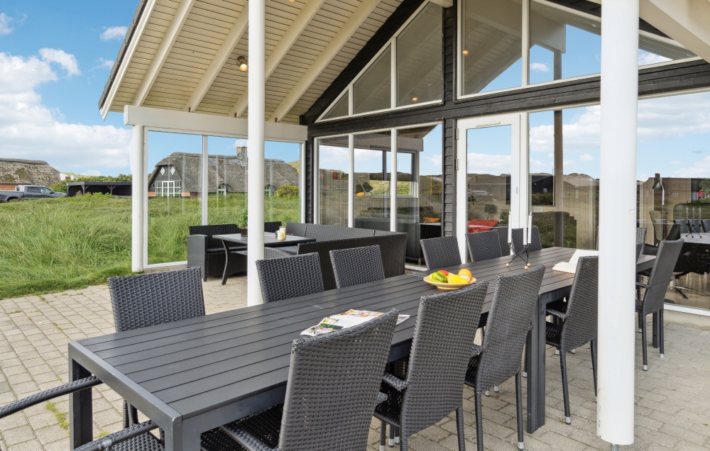 På terrassen i sommarhus nr 363 finns det plats för upp till 20 gäster.