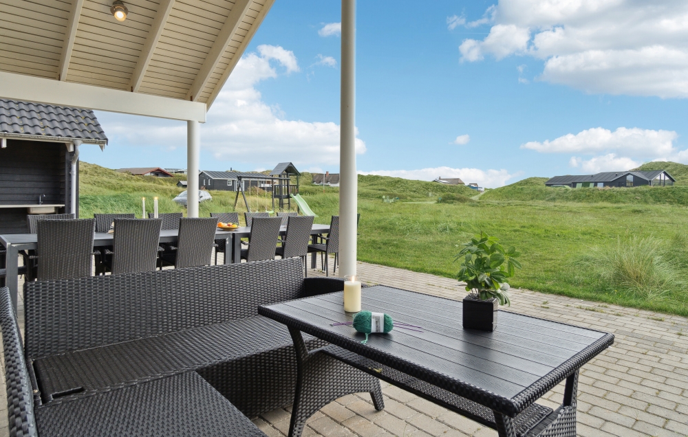 Njut av en grillkväll på terrassen i lyxstuga nr 363 i Vestjylland