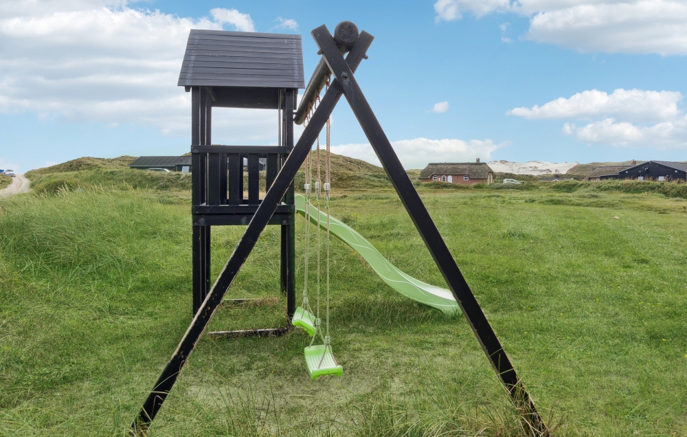Till den trevliga sommarstugan nr 363 i Vestjylland erbjuds en mängd utomhusaktiviteter, t.ex. lektorn och gungor