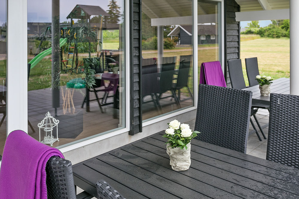 Njut av en grillkväll på terrassen i lyxstuga nr 366 i Lolland/Falster/Møn