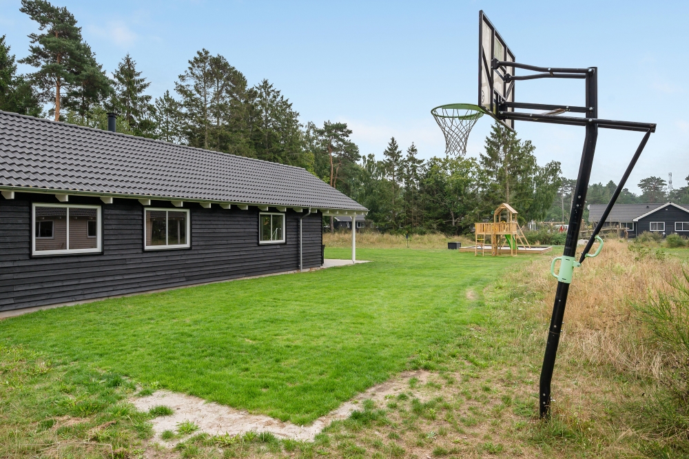 Till den trevliga sommarstugan nr 365 i Nordsjälland erbjuds en mängd utomhusaktiviteter, t.ex. lektorn och gungor