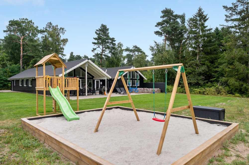 Den praktfulla poolstugan nr 365 med plats för 20 personer ligger i Nordsjälland