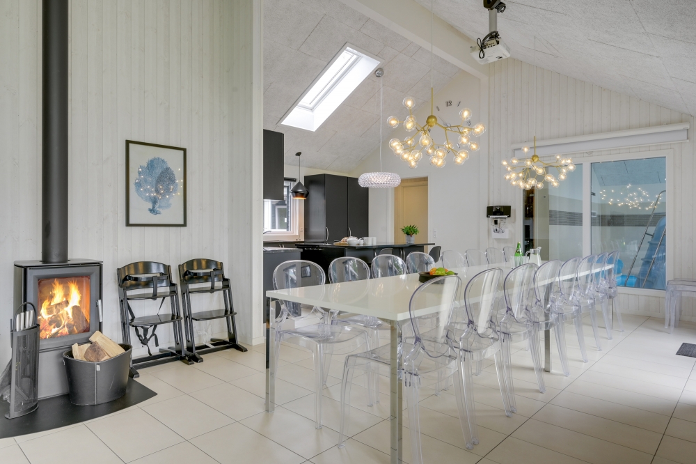 Vardagsrummet i lyxstuga nr. 365 har plats för 20 personer.