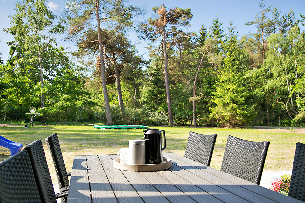 Njut av en grillkväll på terrassen i lyxstuga nr 367 i Nordsjälland
