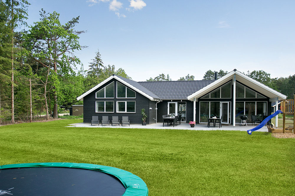 Till den trevliga sommarstugan nr 367 i Nordsjälland erbjuds en mängd utomhusaktiviteter, t.ex. lektorn och gungor