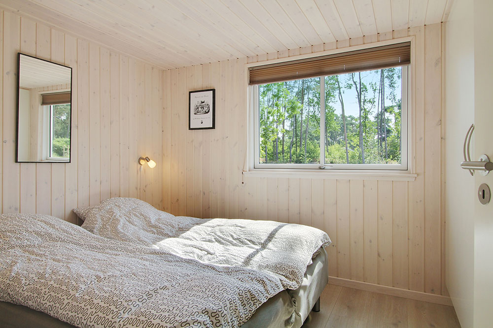 Ett av de 8 utmärkta sovrummen i lyxstuga nr 370 i Bornholm.