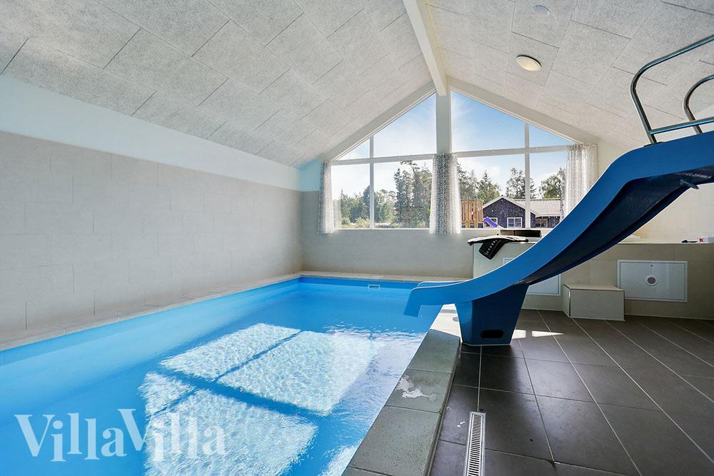 Den härliga poolen i lyxstuga nr 369 för 20 personer