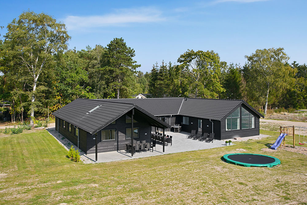 Praktfull sommarhus beläget i Asserbo nära Tisvildeleje och Liseleje, i närheten av en trevlig badstrand. Sommarhuset är fullt av aktiviteter som skapar de perfekta förutsättningarna för en mysig semester oavsett väder eller årstid.
