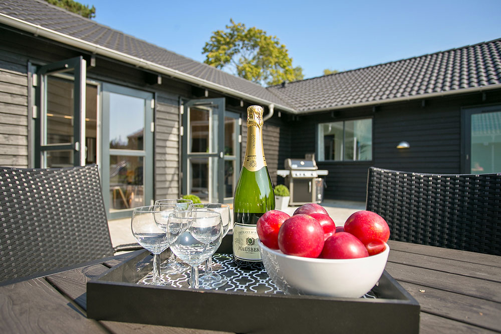 Njut av en grillkväll på terrassen i lyxstuga nr 369 i Nordsjälland