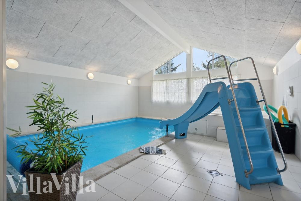 Den härliga poolen i lyxstuga nr 371 för 21 personer