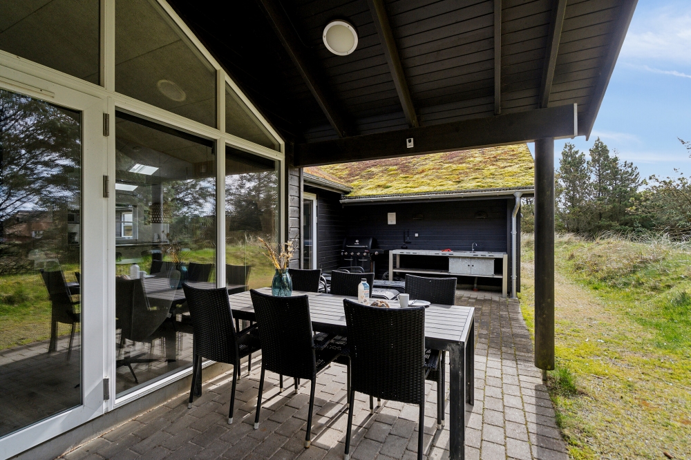Njut av en grillkväll på terrassen i lyxstuga nr 371 i Vestjylland