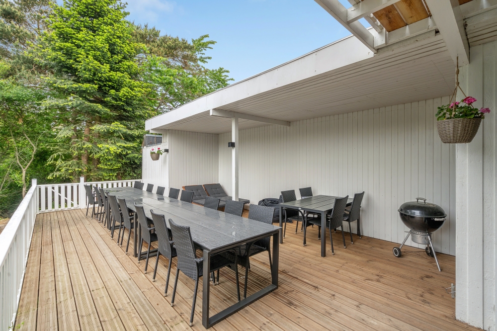 Njut av en grillkväll på terrassen i lyxstuga nr 373 i Limfjorden