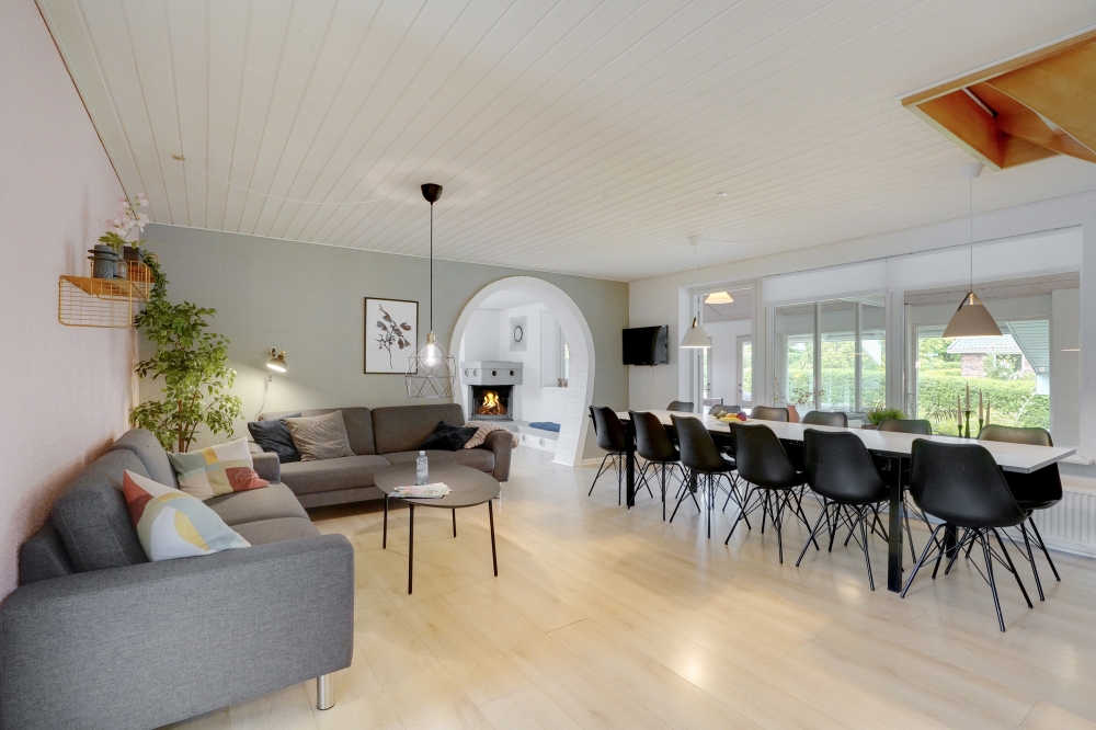 Det stora ljusa vardagsrummet i lyxstuga nr 373 för 20.