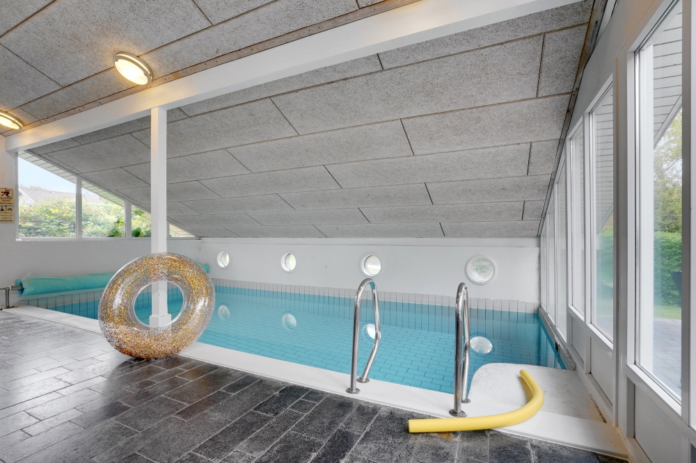 Den härliga poolen i lyxstuga nr 373 för 20 personer