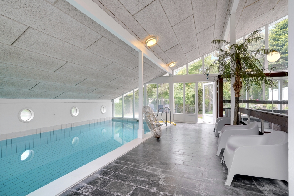 Sommarstuga 373 är inredd med en smakfull poolavdelning som har vattenrutschbana, ett stort inbyggt spapad och bastu