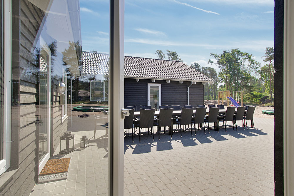 Njut av en grillkväll på terrassen i lyxstuga nr 374 i Bornholm