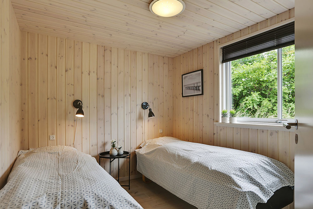 Ett av de 8 utmärkta sovrummen i lyxstuga nr 374 i Bornholm.