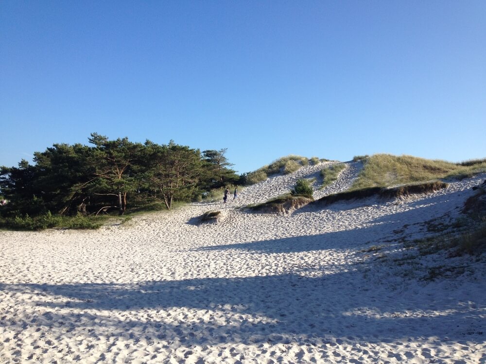 Stranden i närheten av lyxhus 374 i Bornholm bjuder in till en promenad.