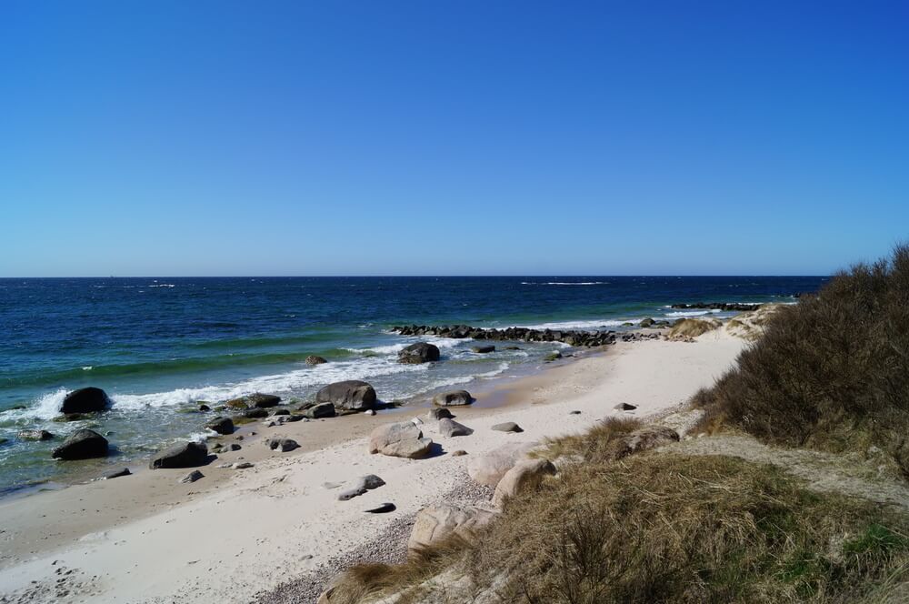 Stranden i närheten av lyxhus 374.