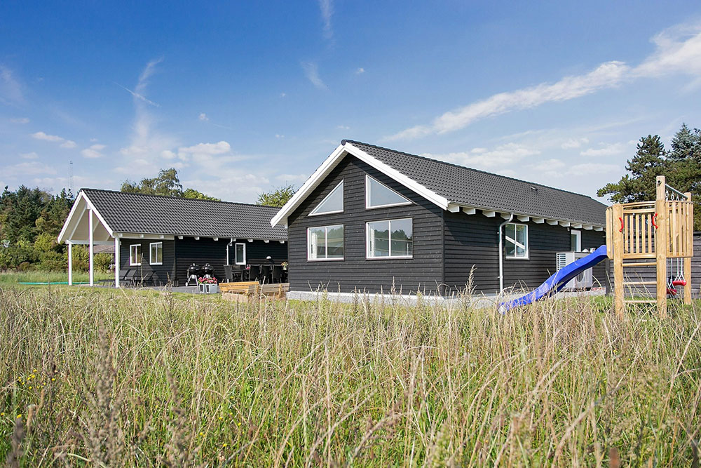 Stort lyxsommarhus är beläget vid Vejby Strand med vacker natur och nära till barnvänlig strand. 