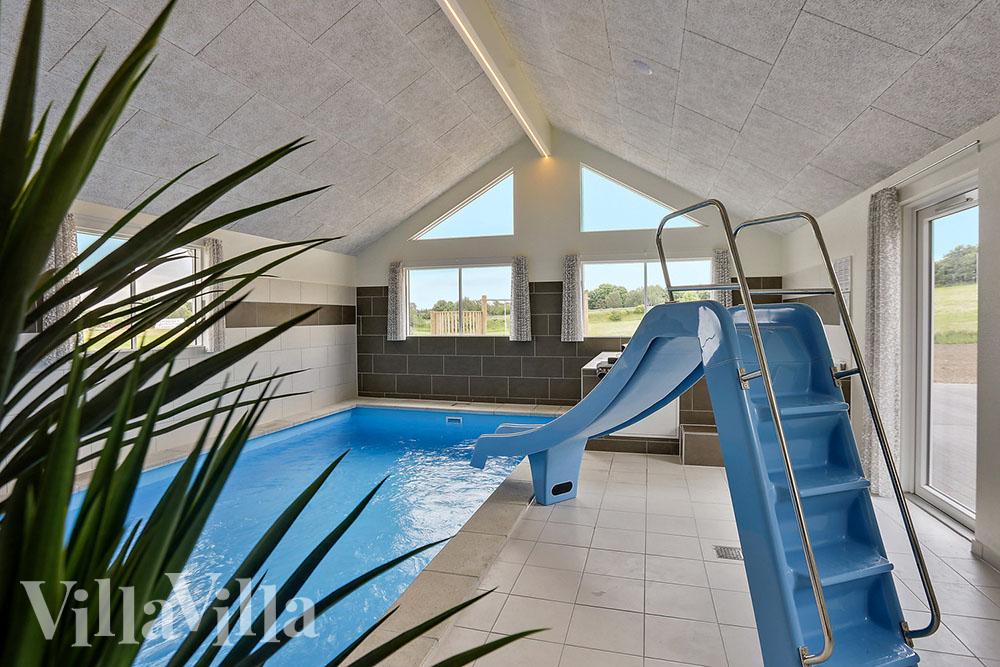 Sommarstuga 375 är inredd med en smakfull poolavdelning som har vattenrutschbana, ett stort inbyggt spapad och bastu