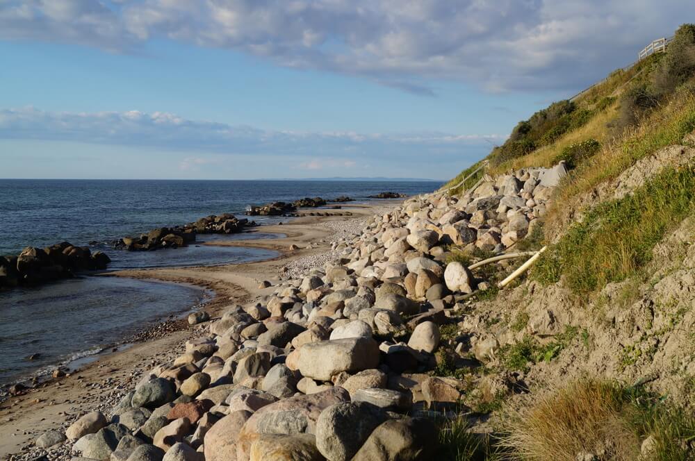 Stranden i närheten av lyxhus 378 i Nordsjälland bjuder in till en promenad.