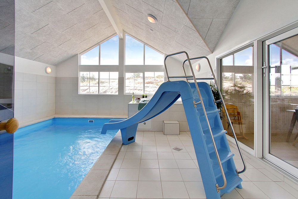 Sommarstuga 383 är inredd med en smakfull poolavdelning som har vattenrutschbana, ett stort inbyggt spapad och bastu