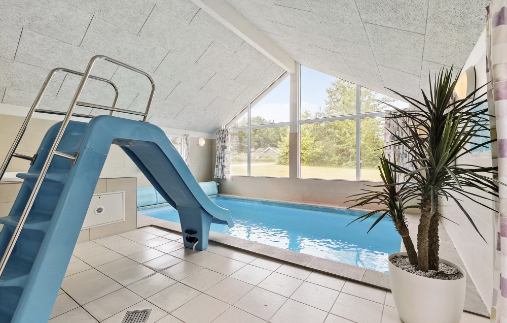 Den härliga poolen i lyxstuga nr 380 för 14 personer