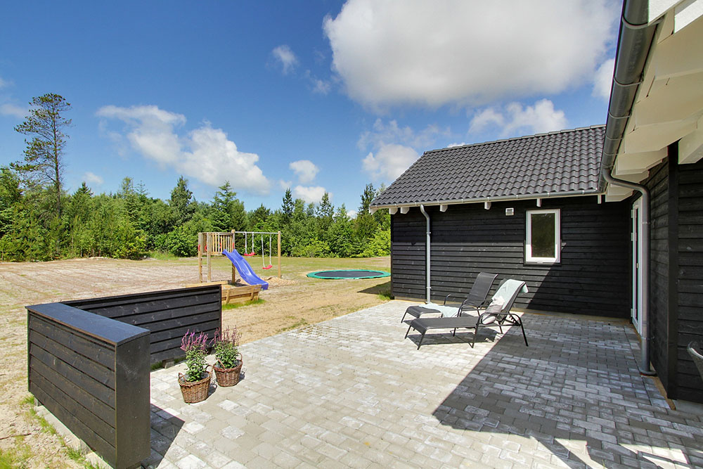 På terrassen i sommarhus nr 387 finns det plats för upp till 24 gäster.