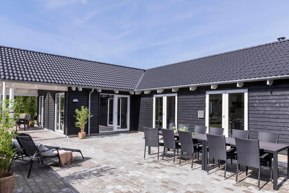 Njut av en grillkväll på terrassen i lyxstuga nr 387 i Vestjylland