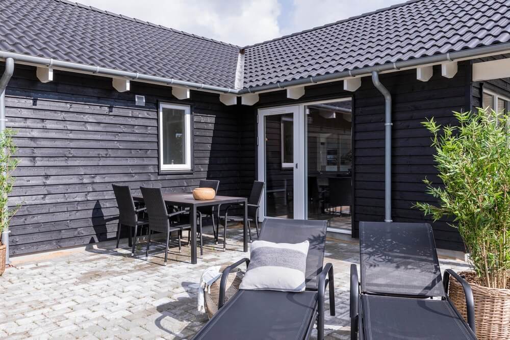 Stor terrass i lyxstuga nr 387 i Vestjylland.