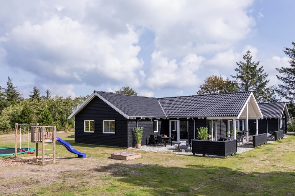 Den praktfulla poolstugan nr 387 med plats för 24 personer ligger i Vestjylland