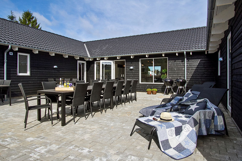 Njut av en grillkväll på terrassen i lyxstuga nr 394 i Østjylland