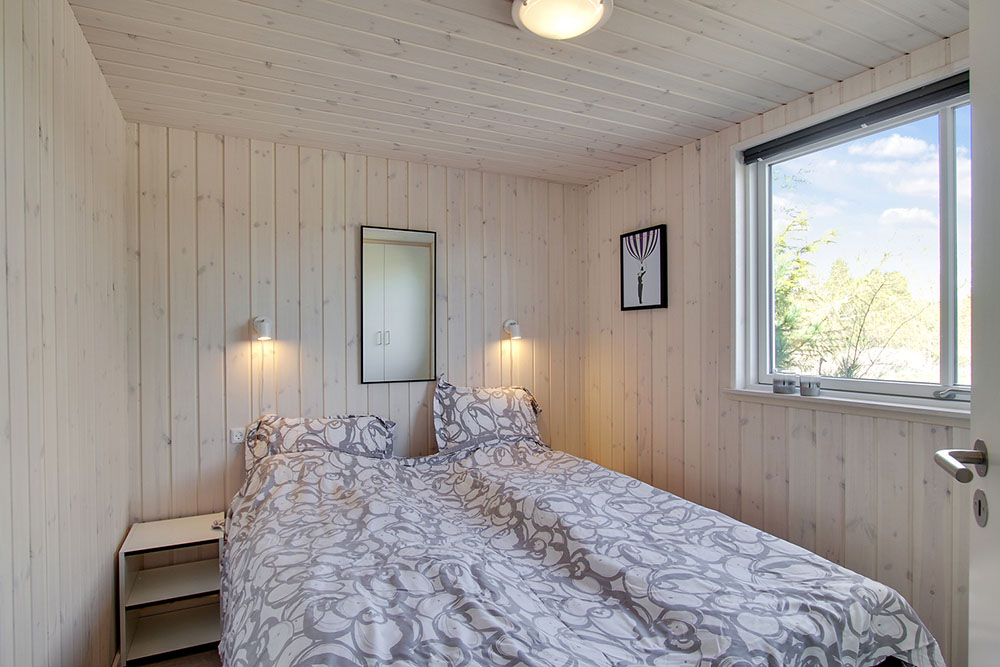 Ett av de 8 utmärkta sovrummen i lyxstuga nr 394 i Østjylland.