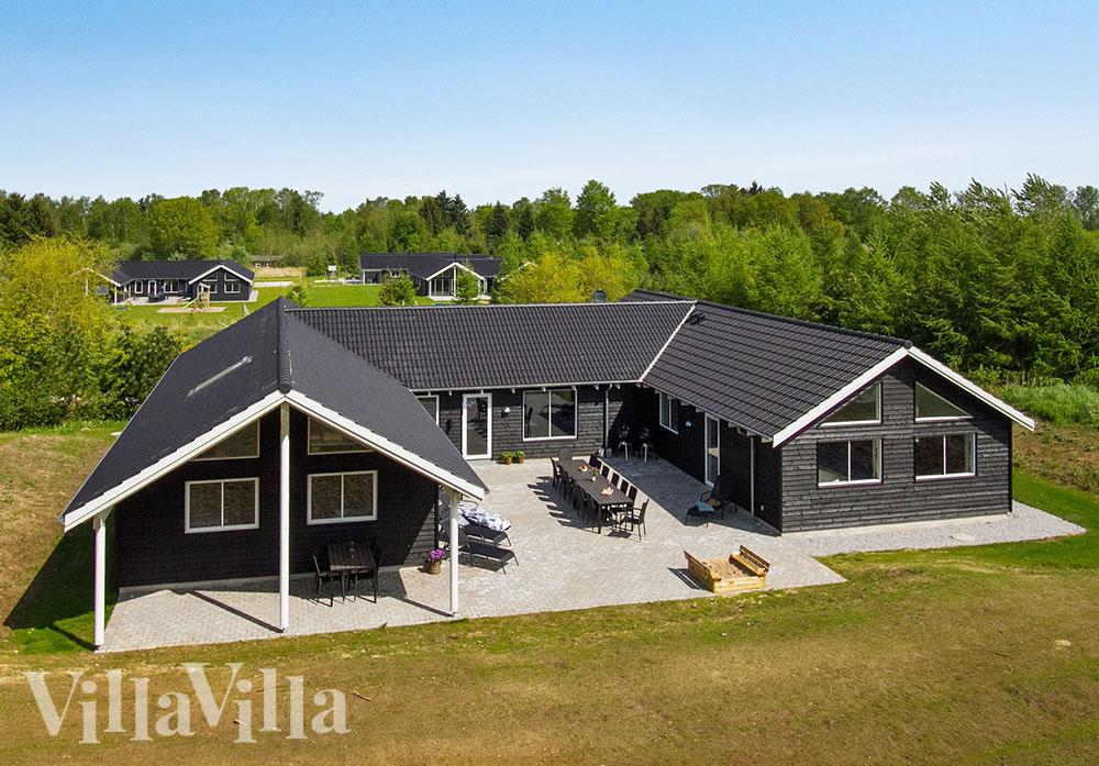 Den praktfulla poolstugan nr 394 med plats för 20 personer ligger i Østjylland