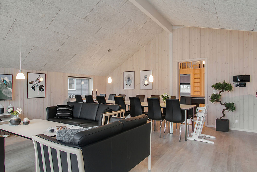Det stora ljusa vardagsrummet i lyxstuga nr 702 för 12.