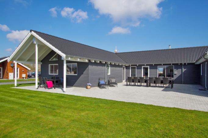 Den praktfulla poolstugan nr 703 med plats för 20 personer ligger i Tyskland