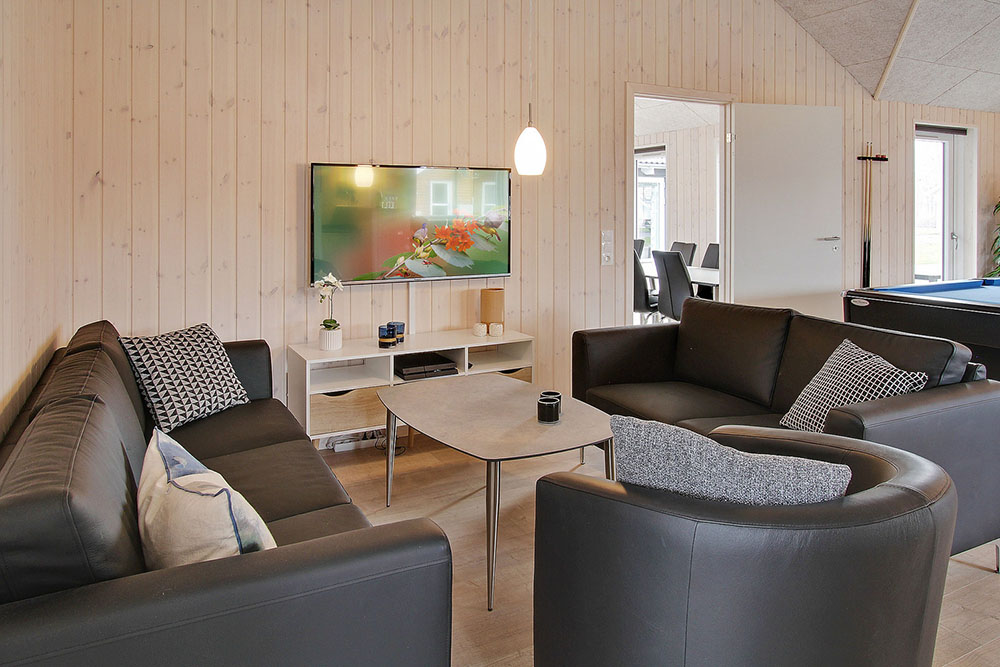 Vardagsrummet i lyxstuga nr. 703 har plats för 20 personer.