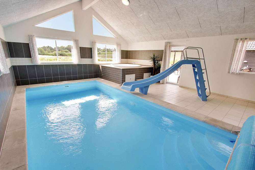 Sommarstuga 395 är inredd med en smakfull poolavdelning som har vattenrutschbana, ett stort inbyggt spapad och bastu