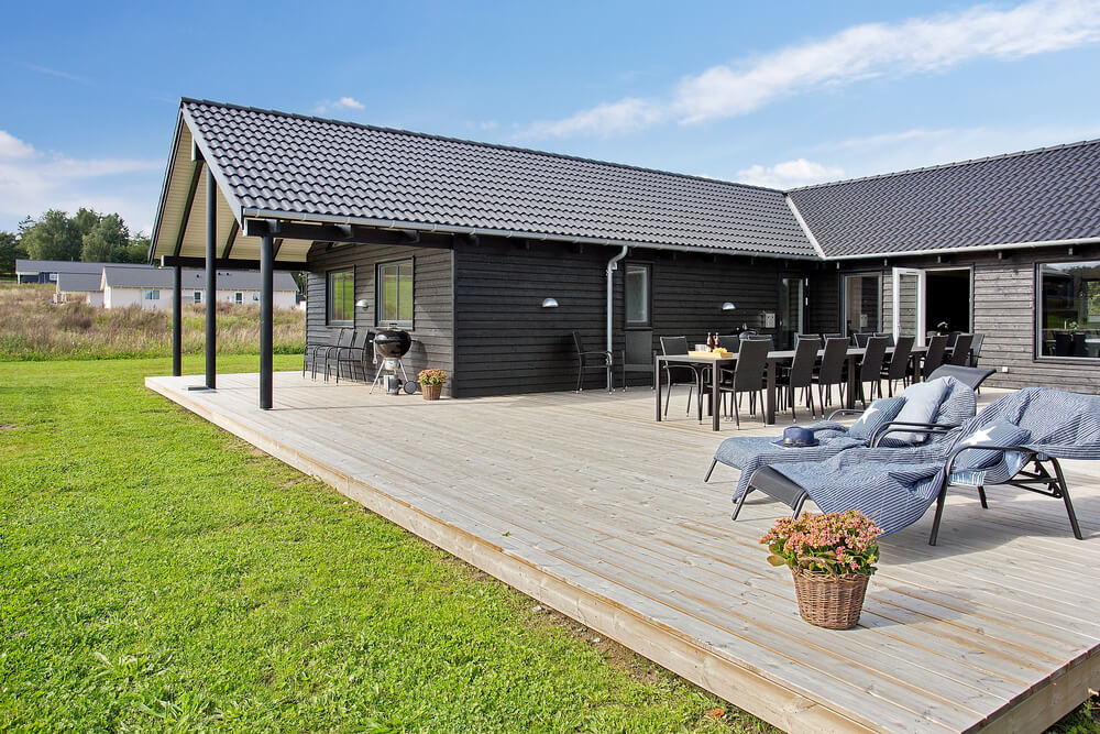 På terrassen i sommarhus nr 395 finns det plats för upp till 20 gäster.